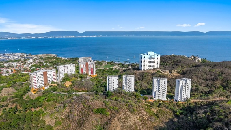 Vista aérea del conjunto Alamar sobre la ladera