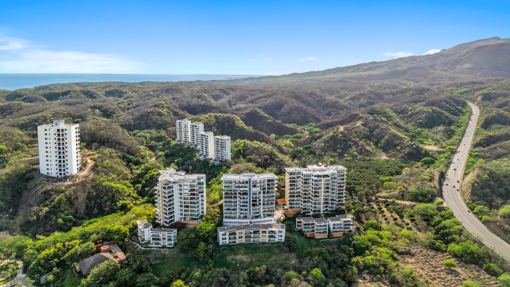 Alamar sobre la ladera, rodeado de selva tropical
