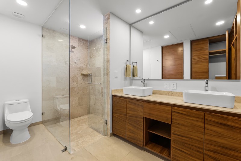Baño principal con doble lavabo