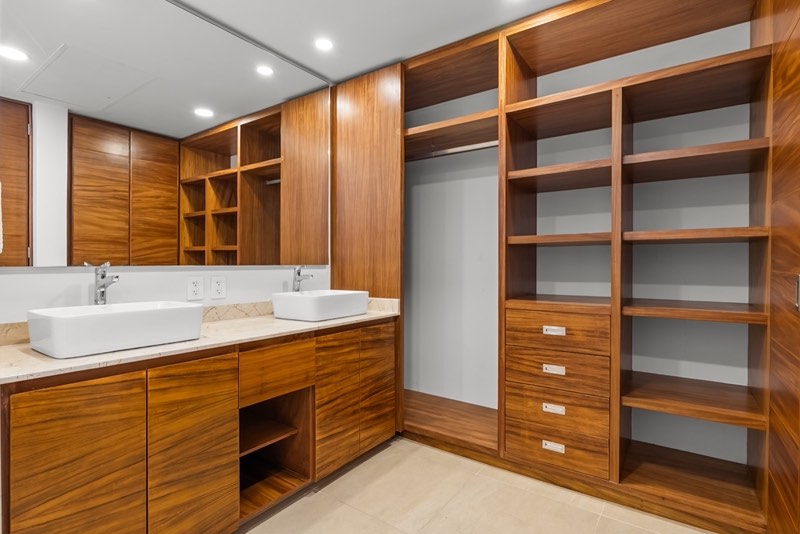 Baño principal con vestidor abierto