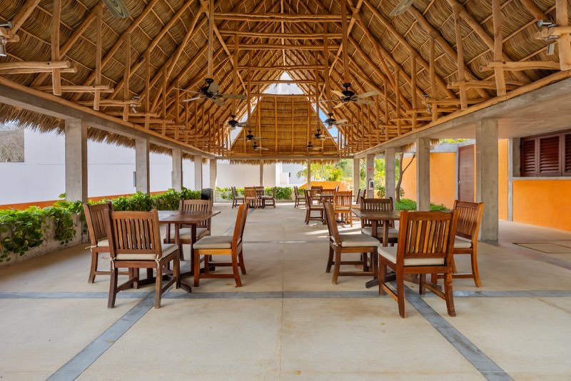 Área de comedor bajo palapa
