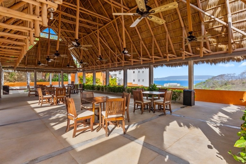 Palapa club con vista al mar