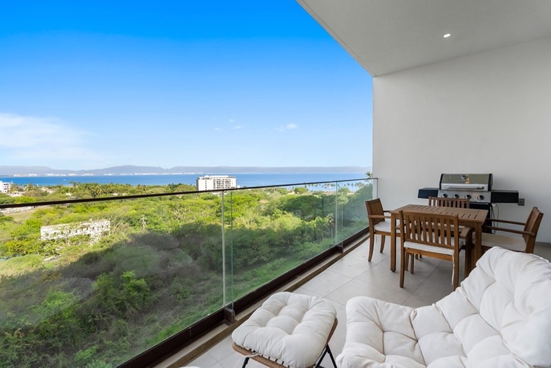 Terraza con zona de estar y comedor exterior